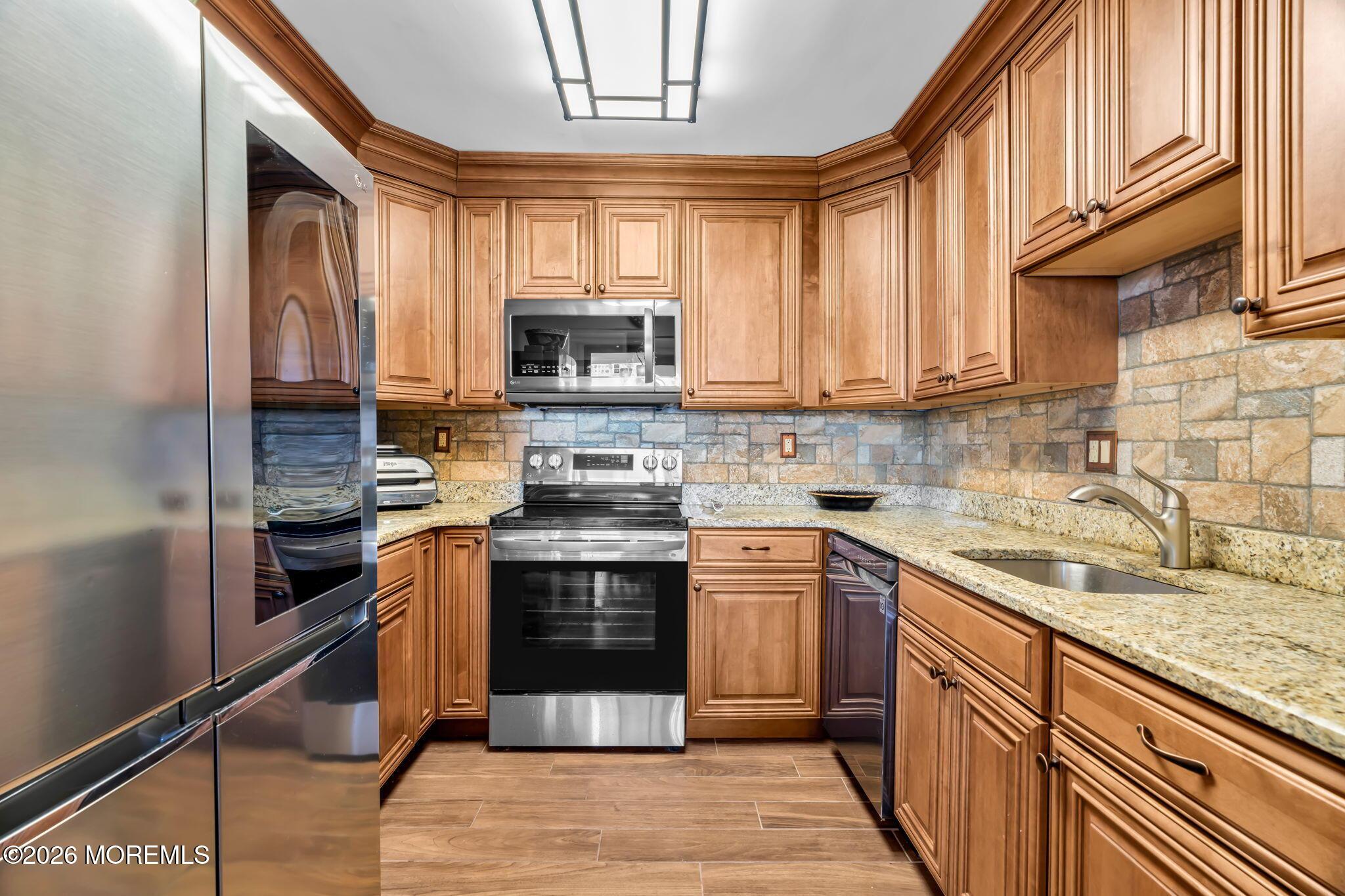 Image 4: Beautifully renovated kitchen