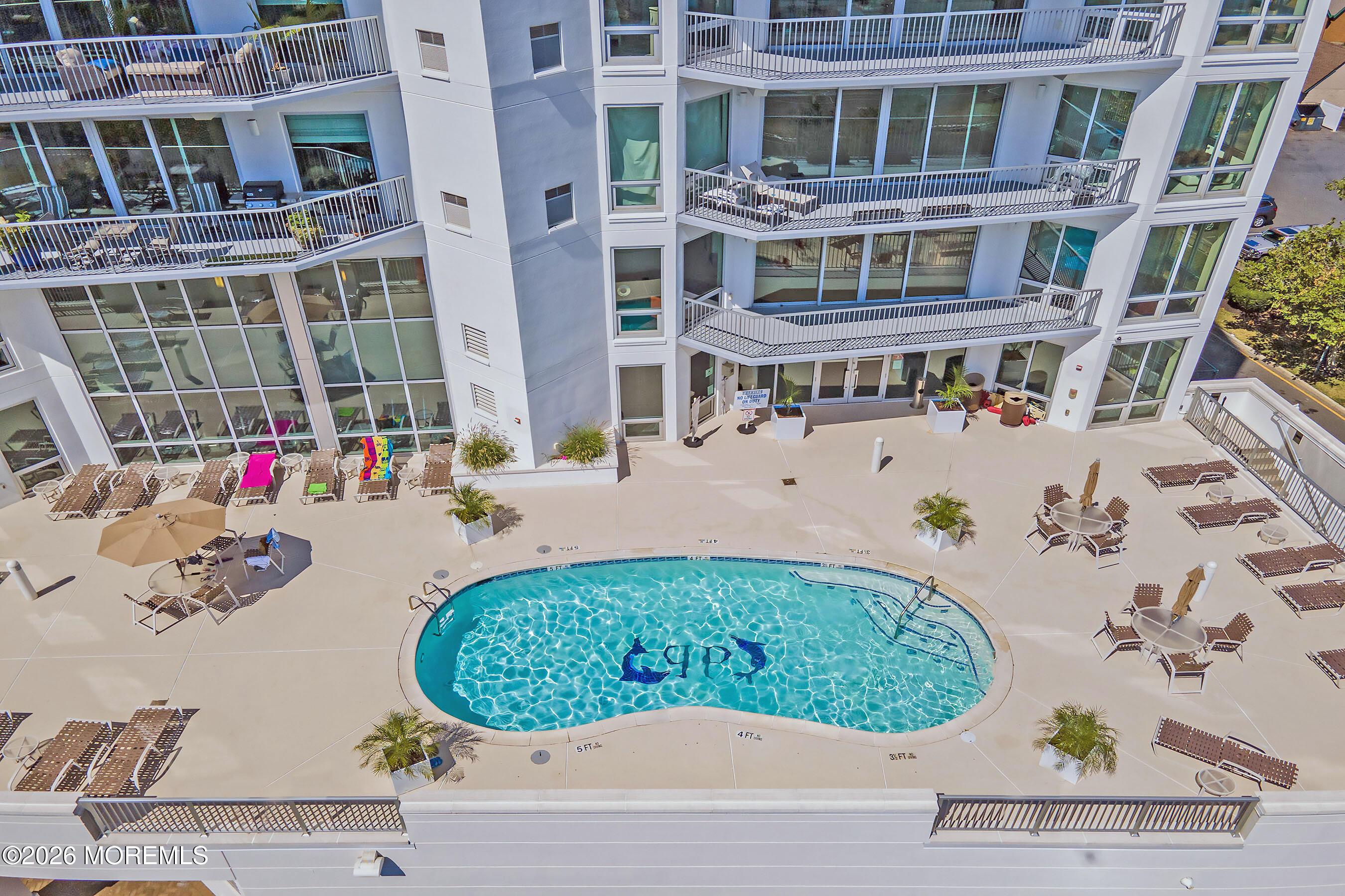 Image 4: GORGEOUS POOL