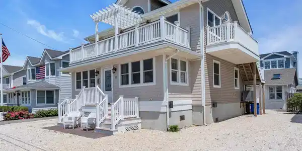 Image 2: Front House - Side