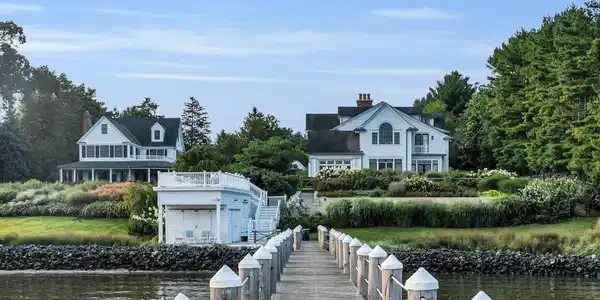 100/98 W River Road
