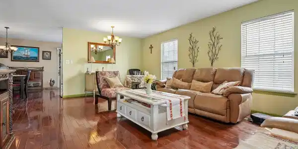 Image 3: Living Room