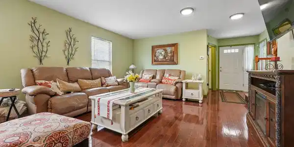 Image 4: Living Room