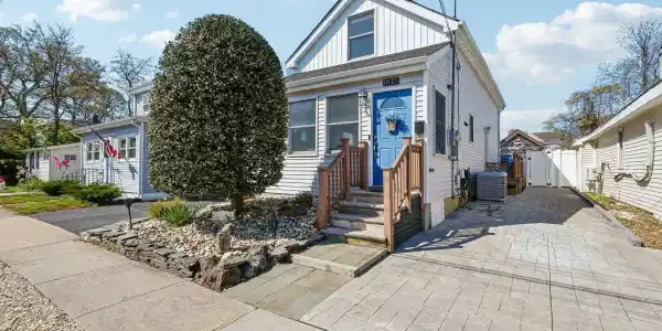 1827 Laurel Terrace