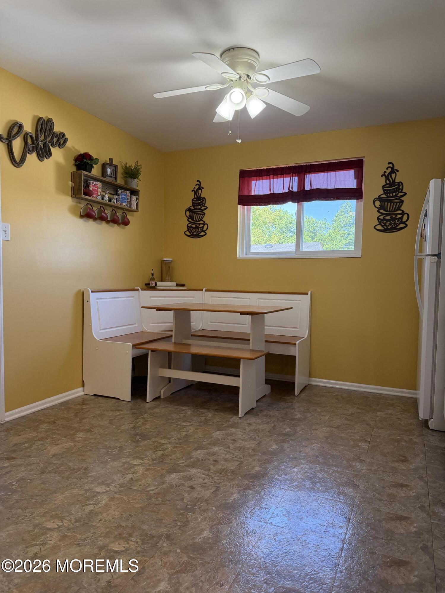Image 2: Kitchen Breakfast nook