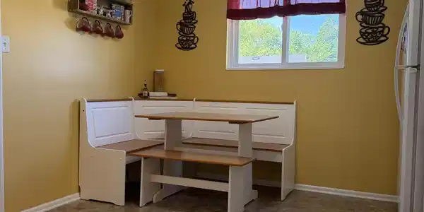 Image 2: Kitchen Breakfast nook
