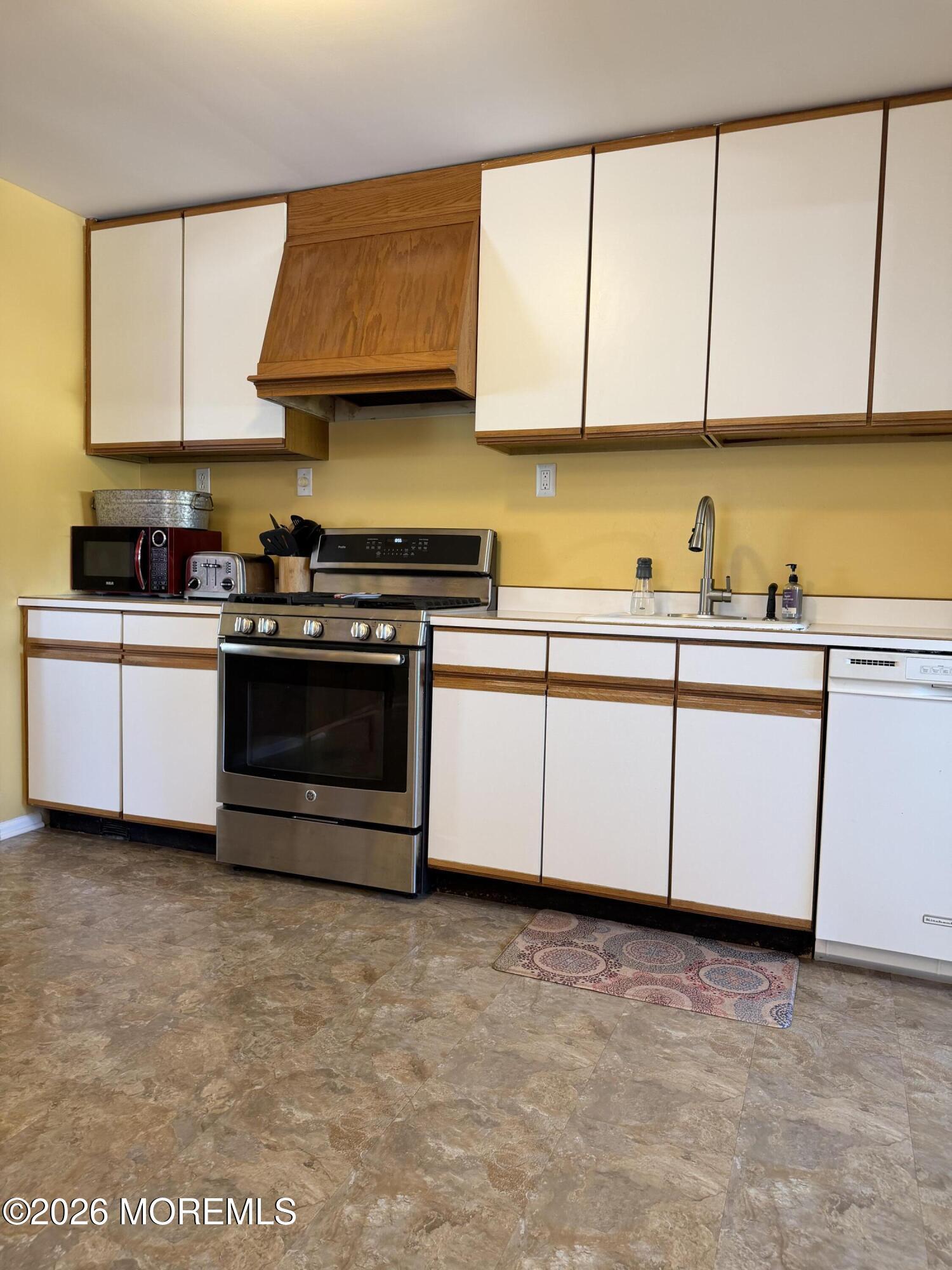 Image 3: Kitchen.