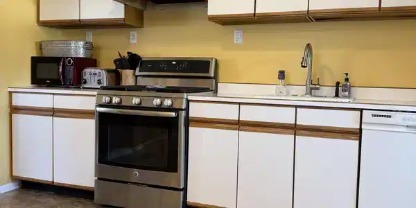 Image 3: Kitchen.