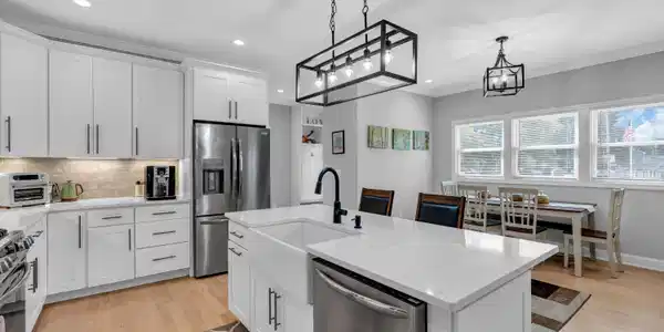 Image 4: Kitchen