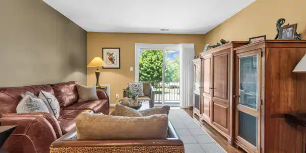 Image 4: Living Room