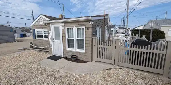 Image 3: 34 E Tarpon