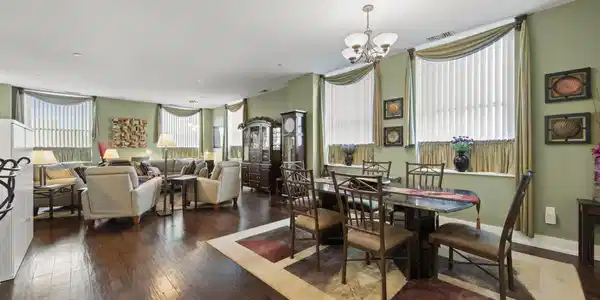 Image 3: 501 Grand #4E (52)