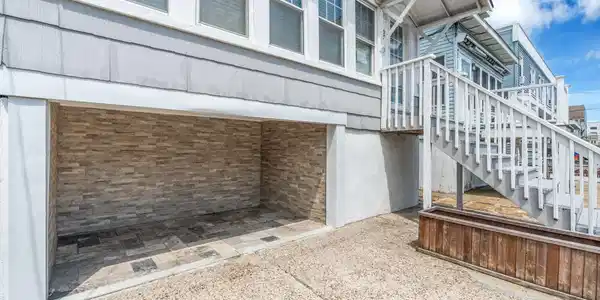 Image 4: carport