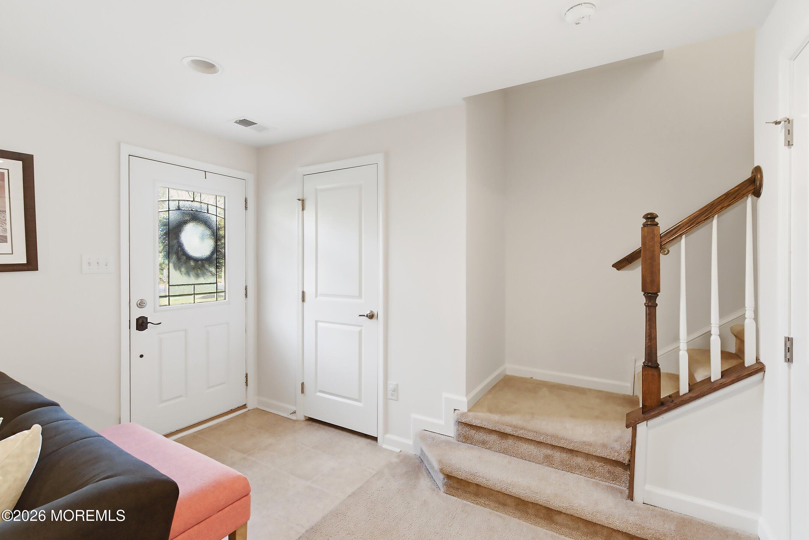 Image 3: 05-Foyer
