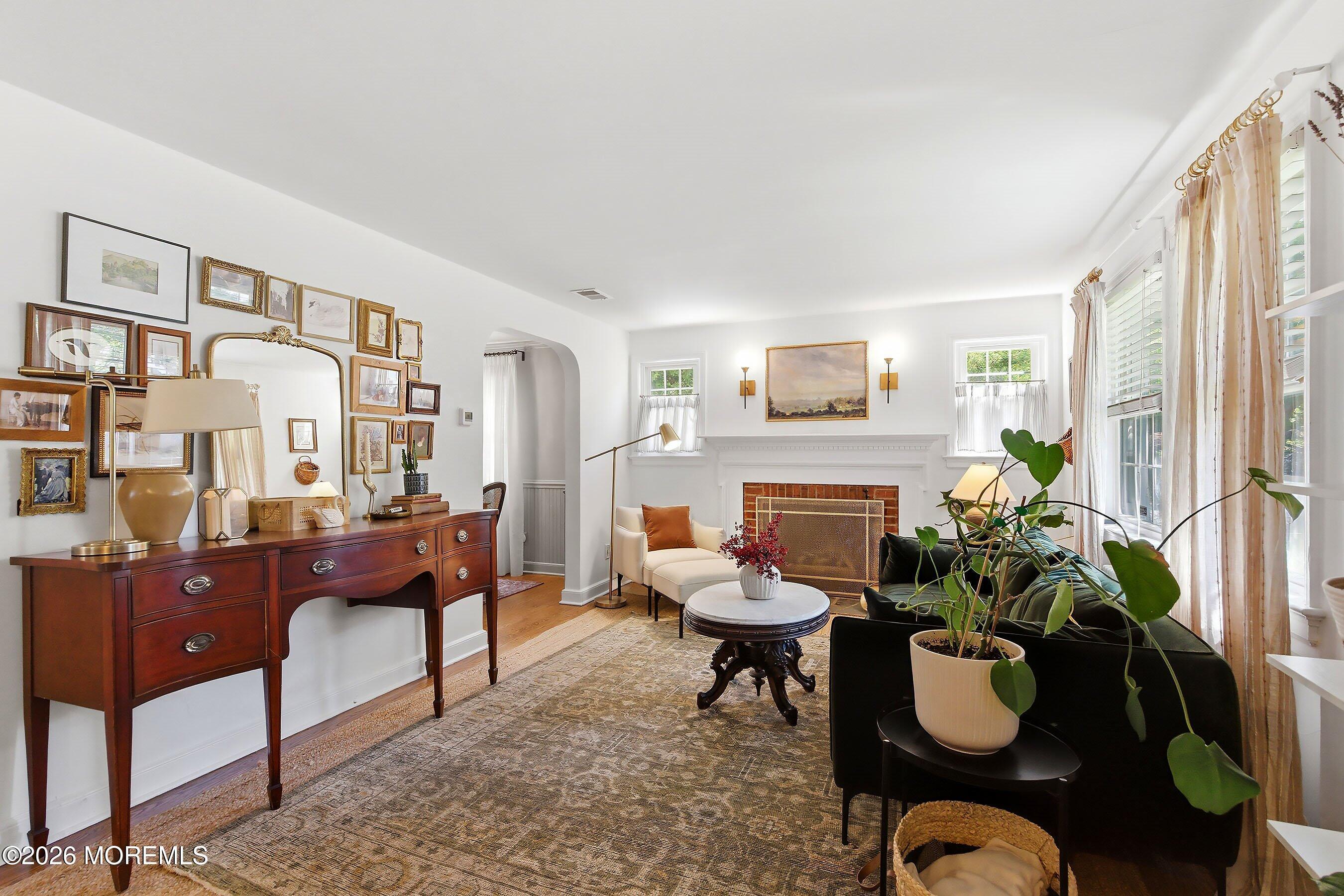 Image 4: 04-Family Room 1a