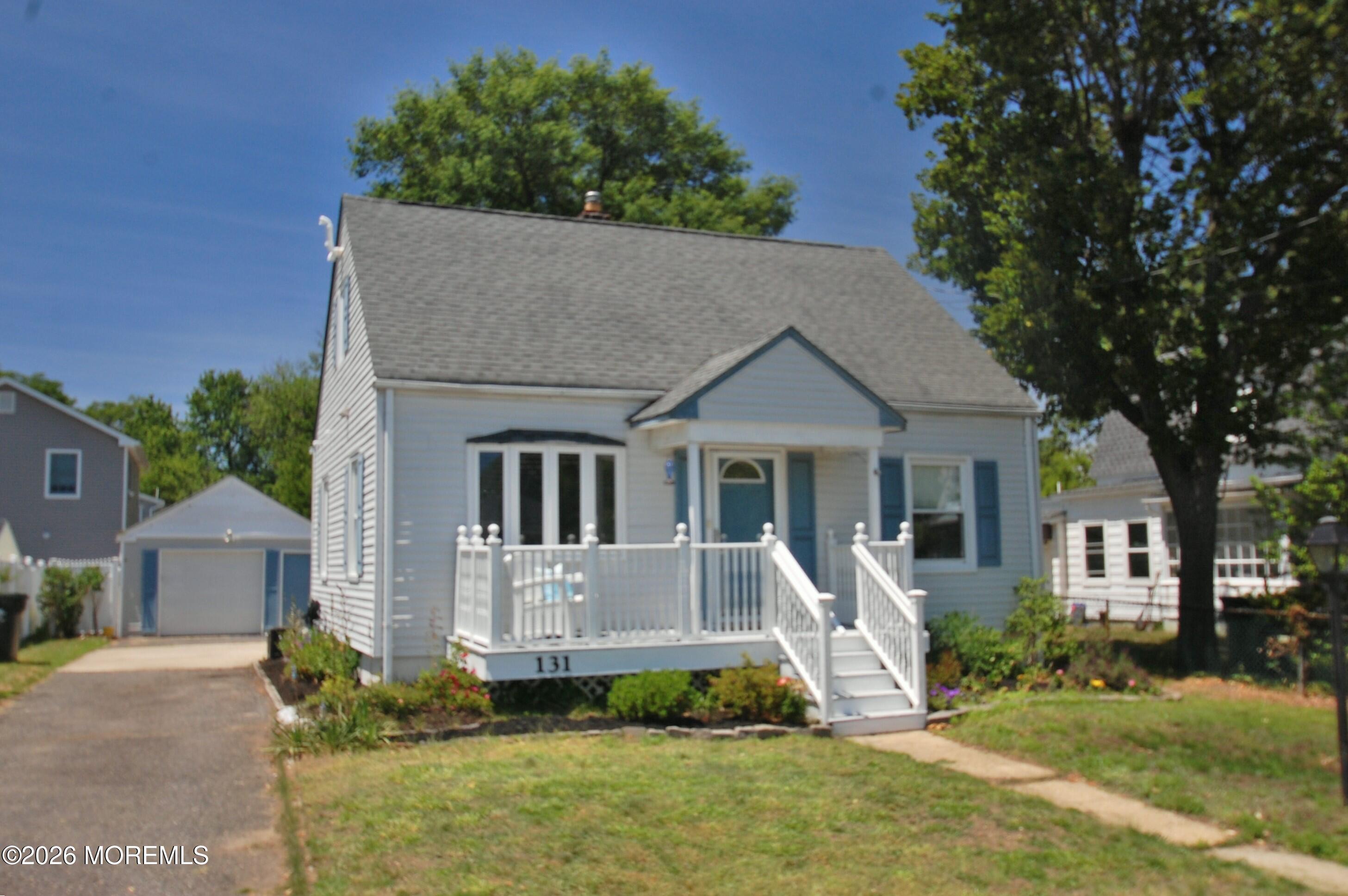 Image 2: laurel 2