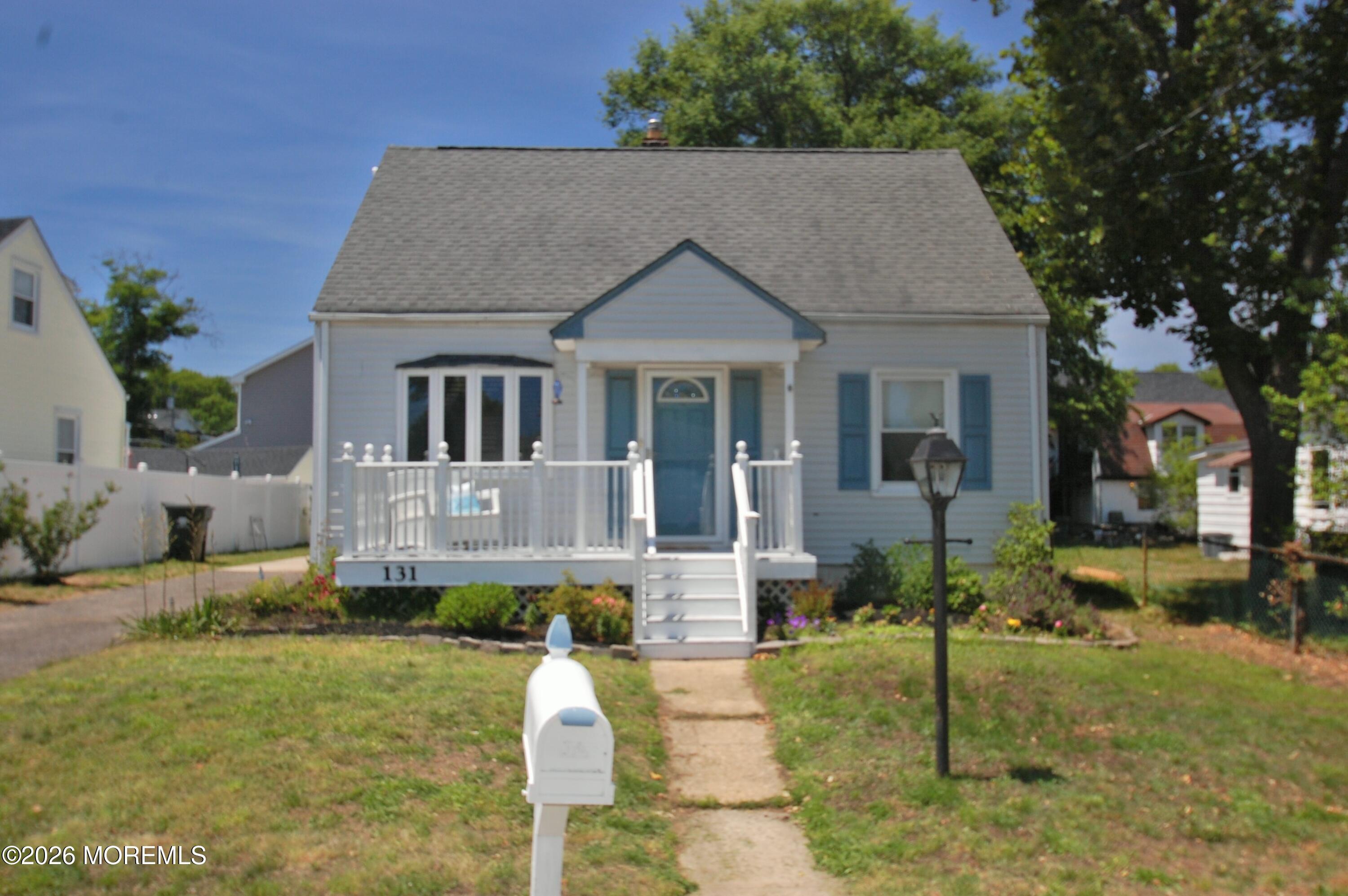 Image 3: Laurel 3