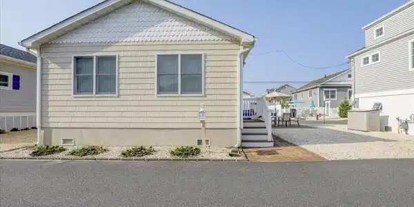 112 W Cove Way