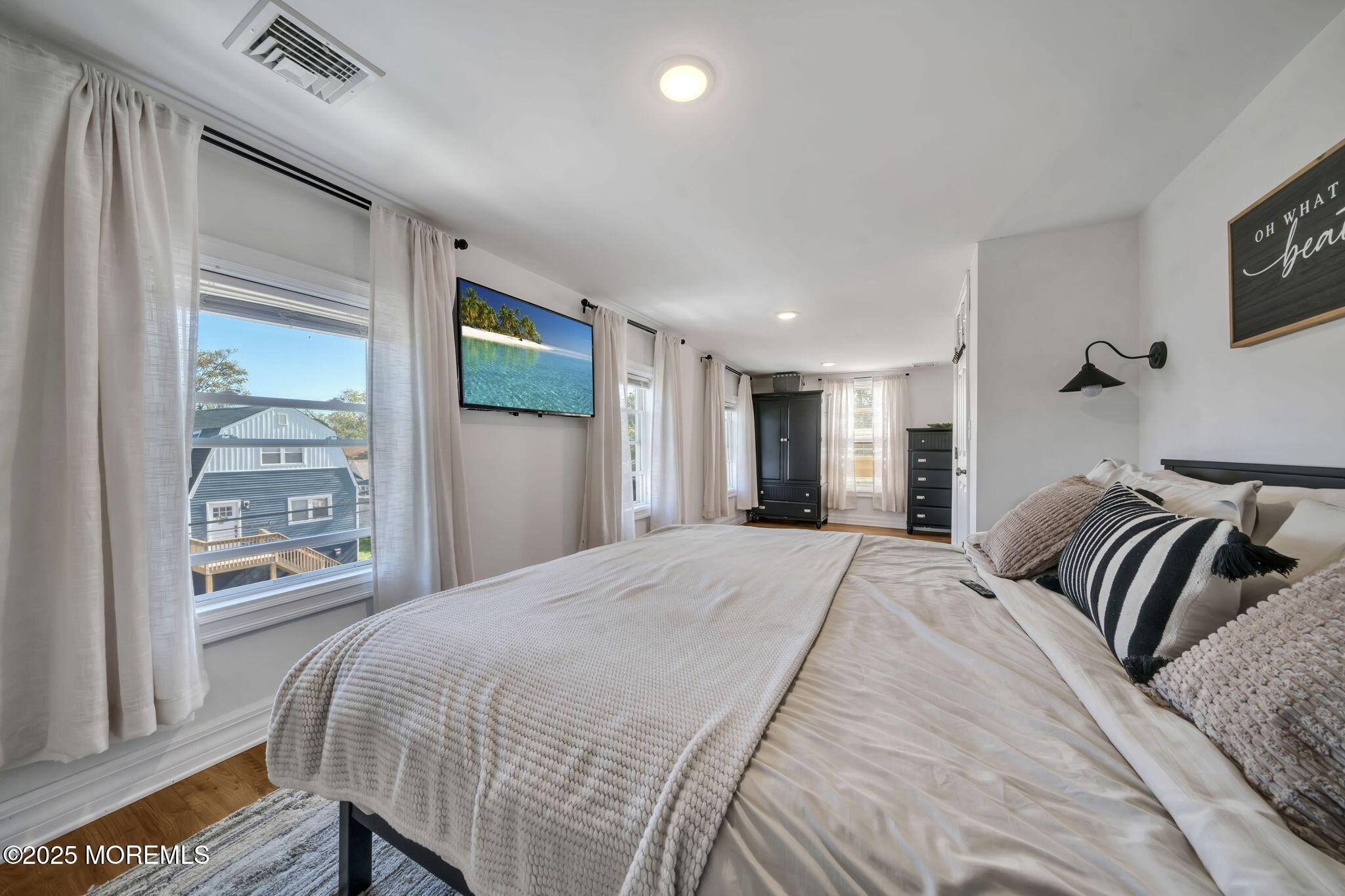 Image 2: 2-web-or-mls-LuxQue-2