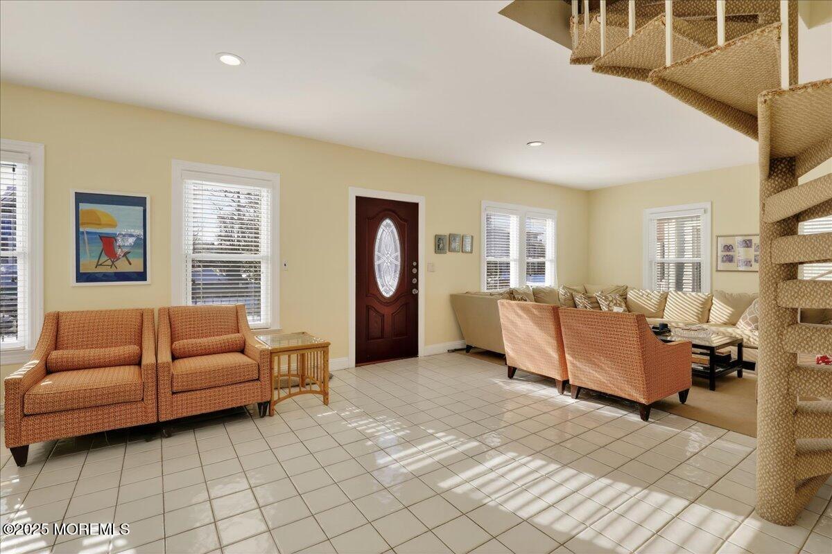 Image 4: 17-Living and Foyer