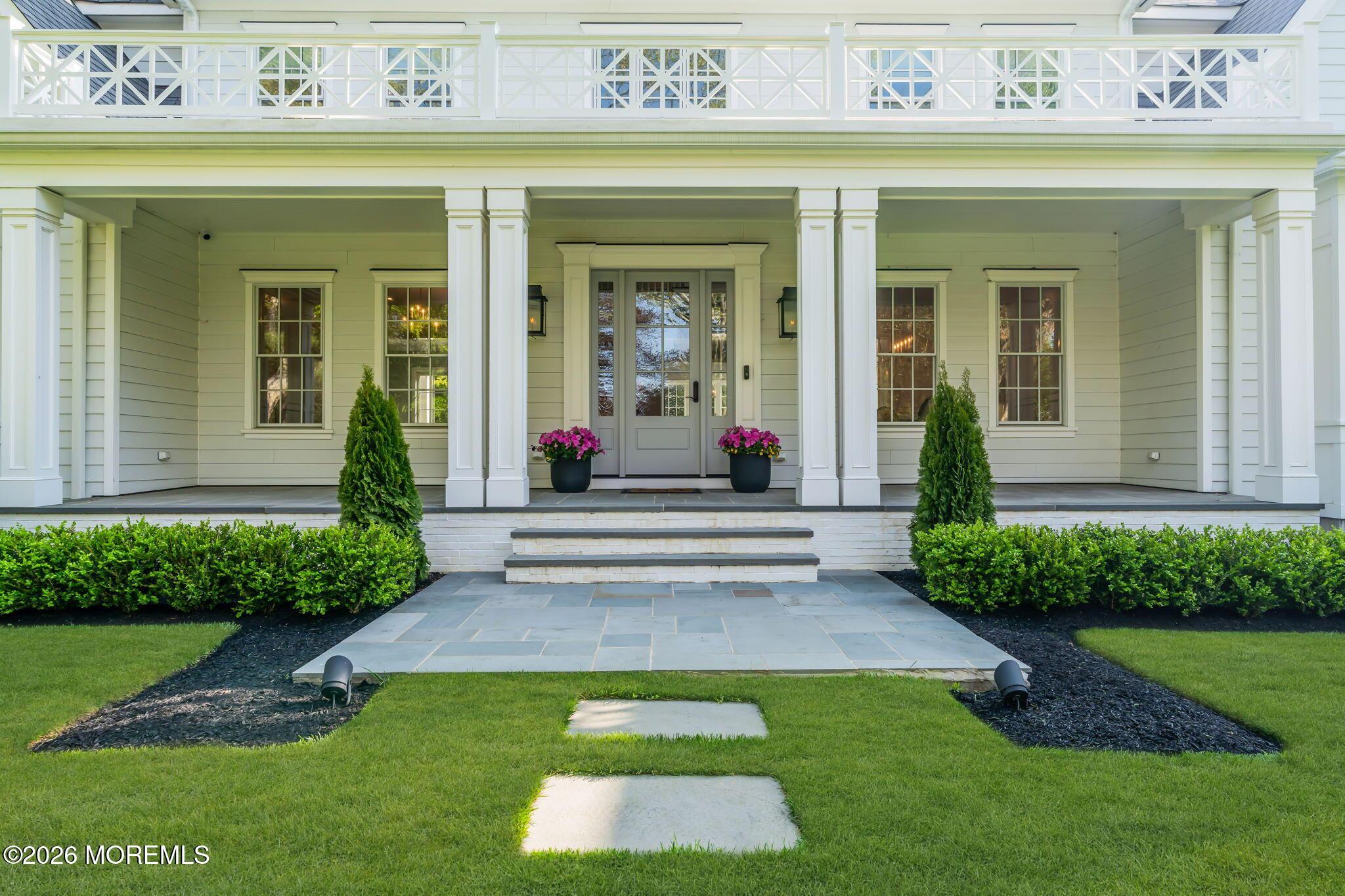 Image 4: Welcoming Front Entry