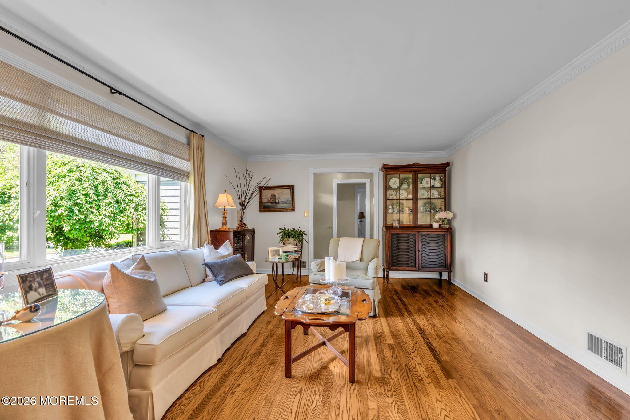 Image 4: Living Room