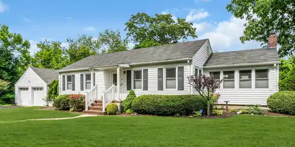 10 Lakeside Avenue