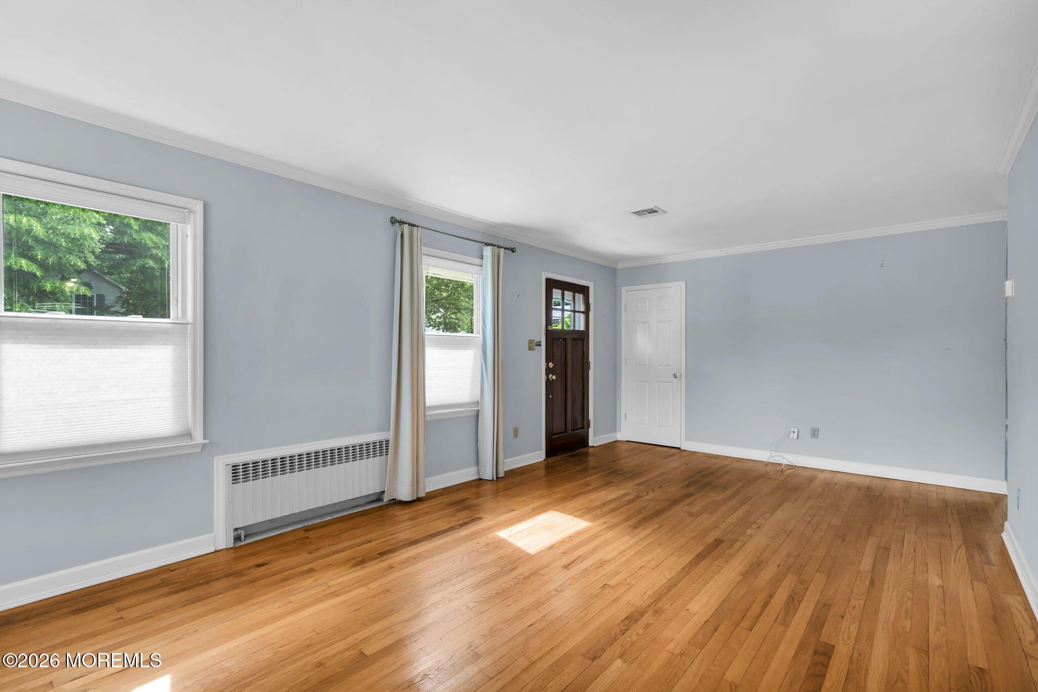 Image 4: Living Room
