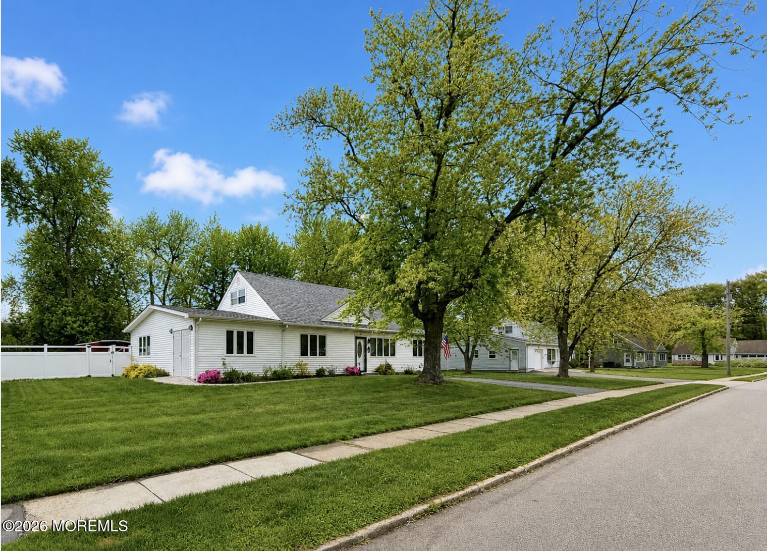 Image 1: 5 Farmdale