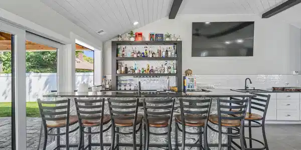 Image 2: Fun bar for entertaining