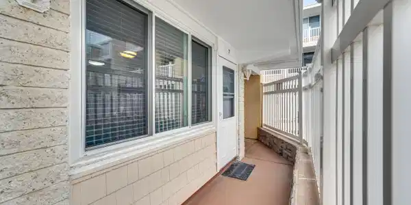 Image 3: Front porch unit 7