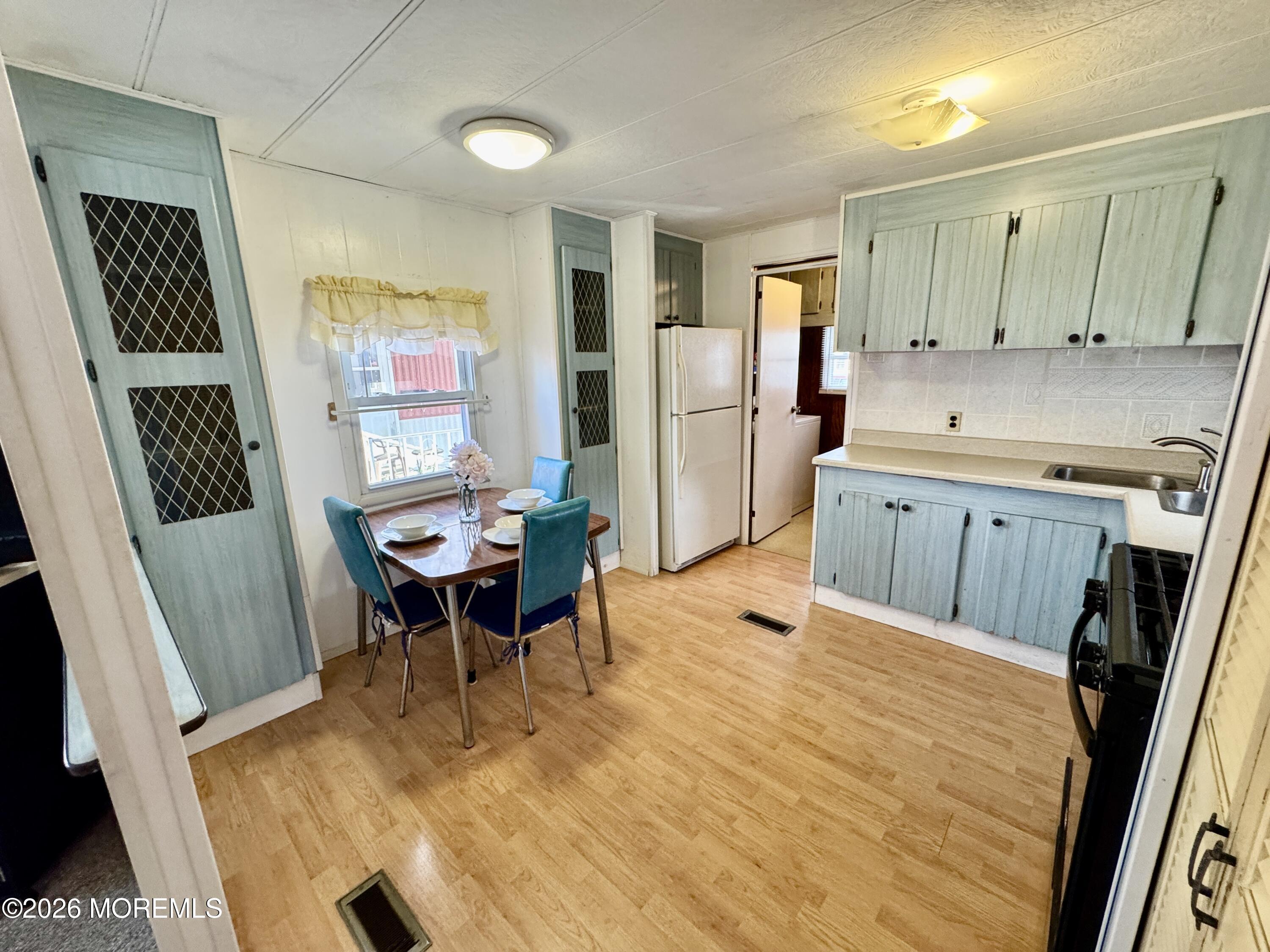 Image 4: Kitchen