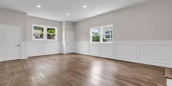 Image 4: Living Room