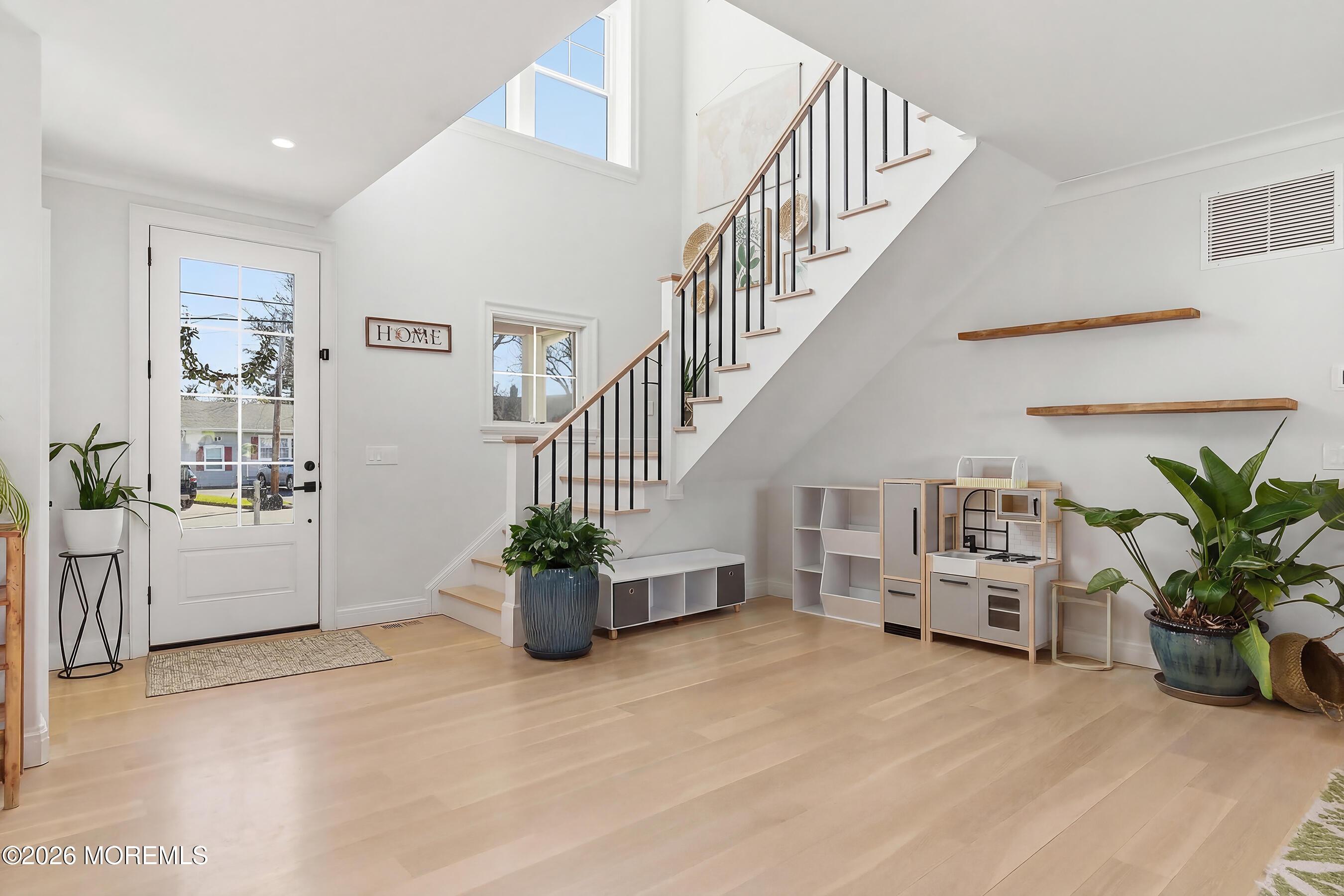 Image 4: 09-Foyer DECLUTTERED