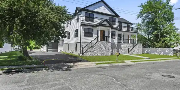 Image 4: FRONT