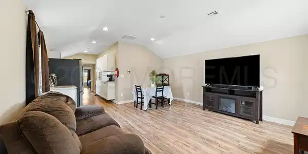 Image 3: Entryway
