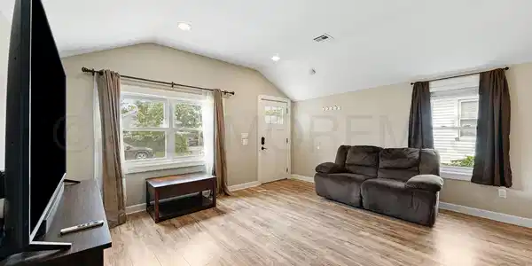 Image 4: Living Room