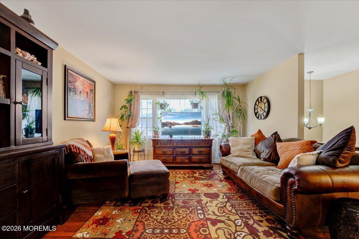 Image 4: 05-Living Room