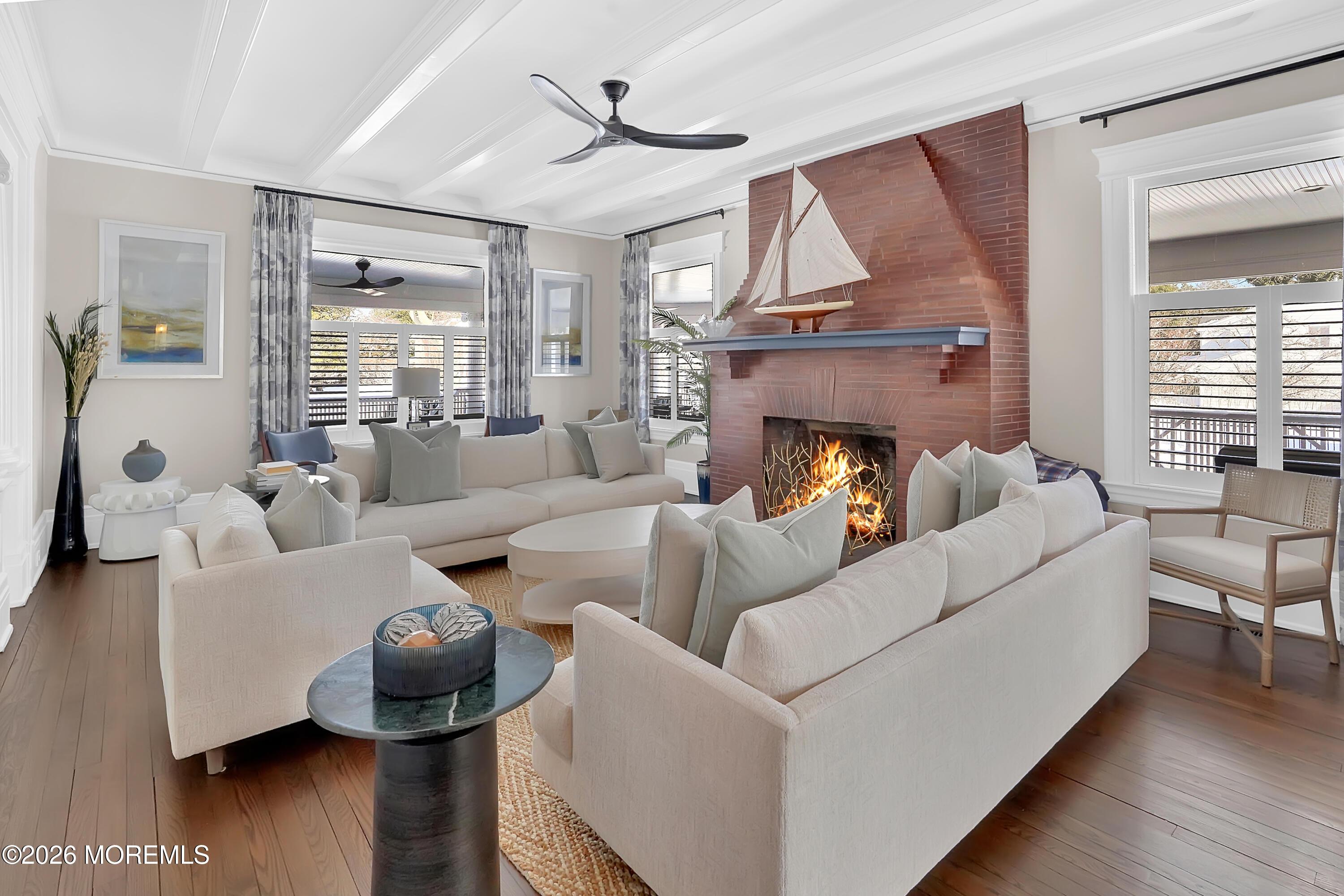 Image 4: Living Room