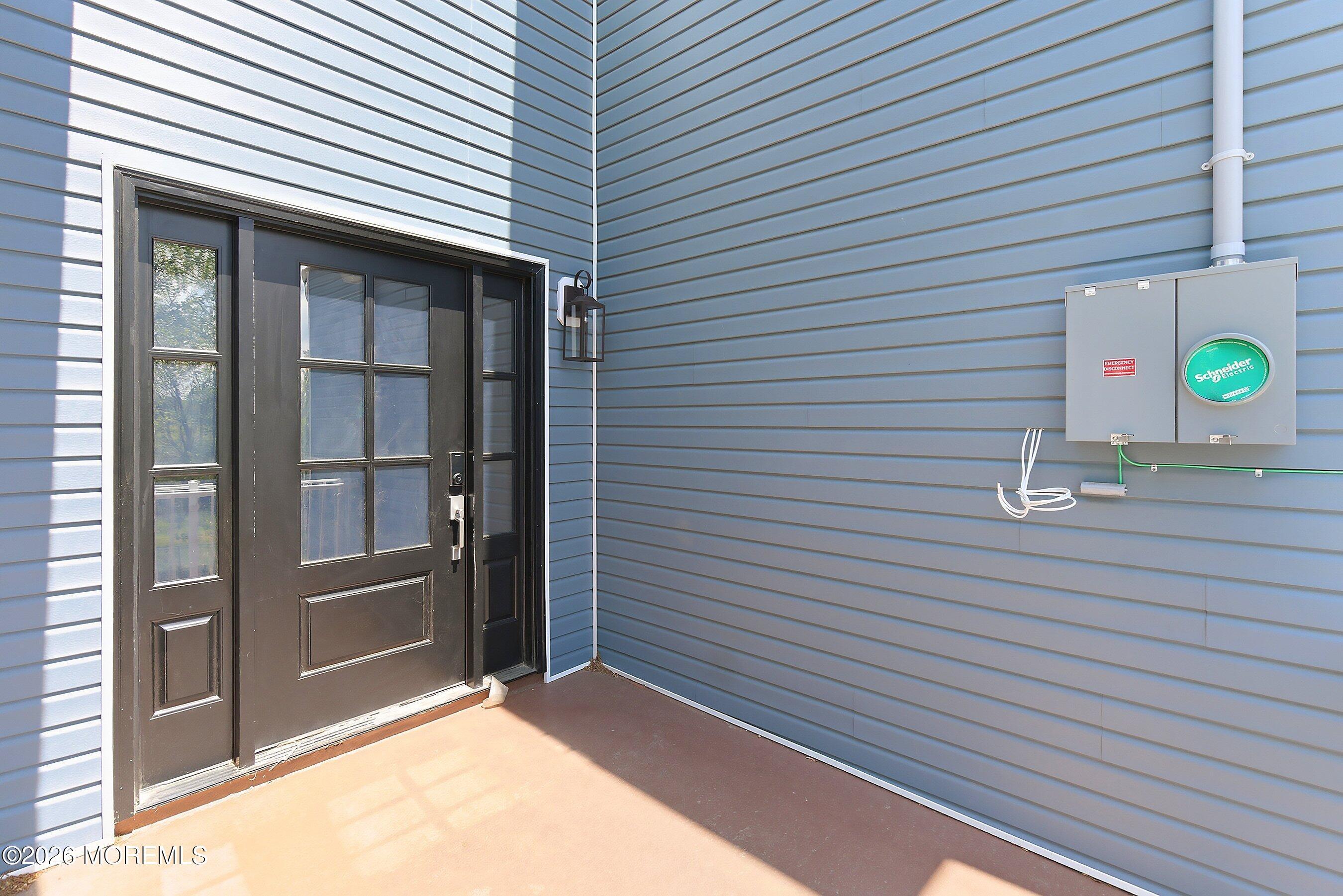 Image 4: Front Entrance