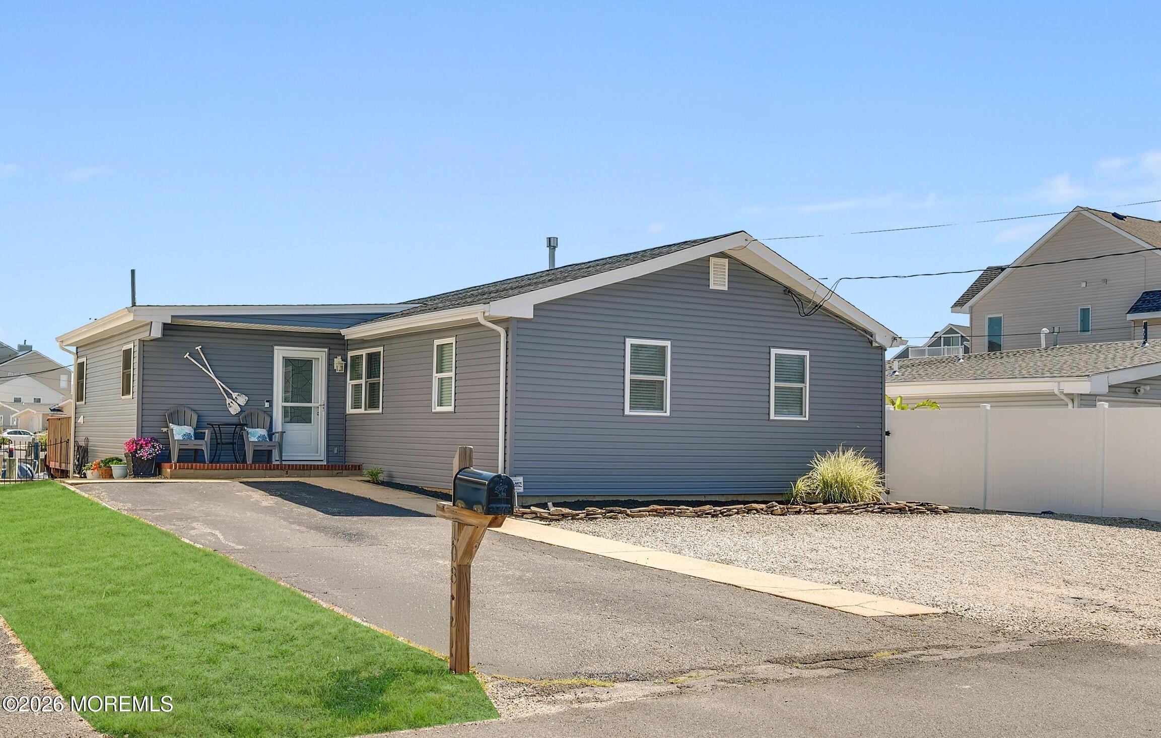Image 4: Front