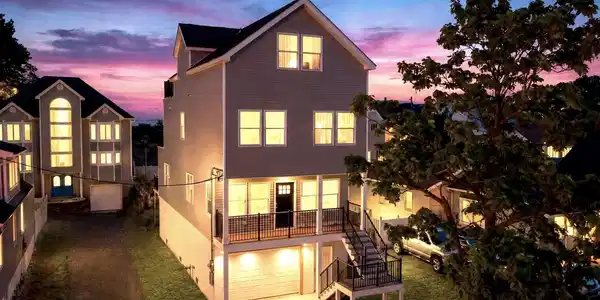 95 Seabreeze Avenue
