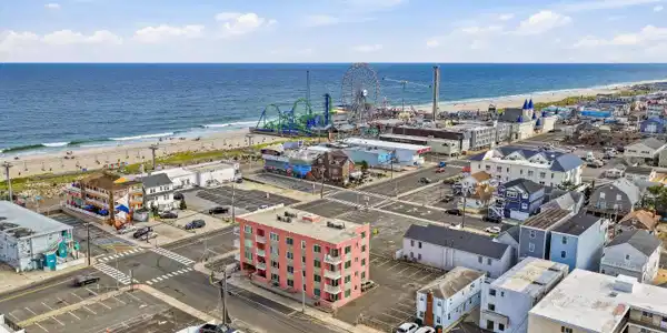 Image 2: 002