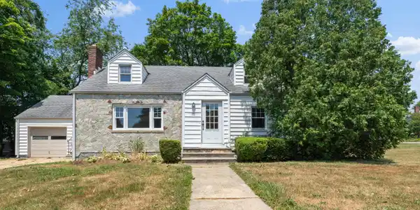 20 Hendrickson Avenue