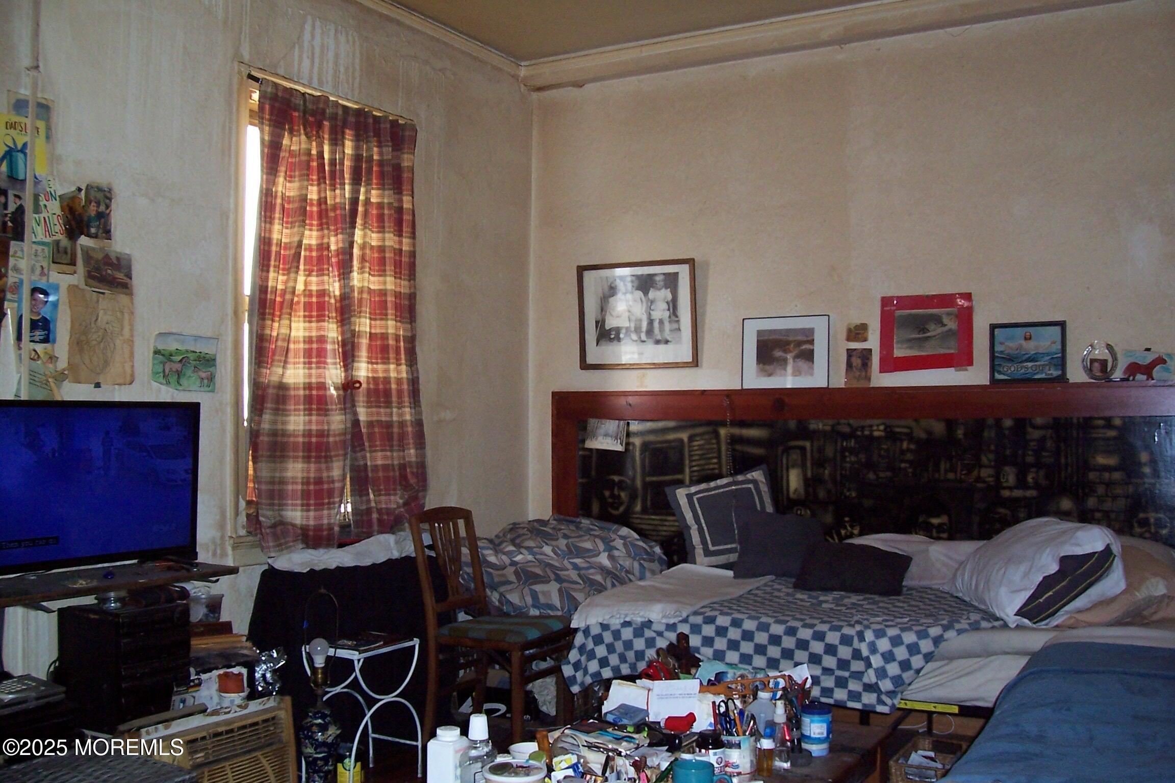 Image 3: 002