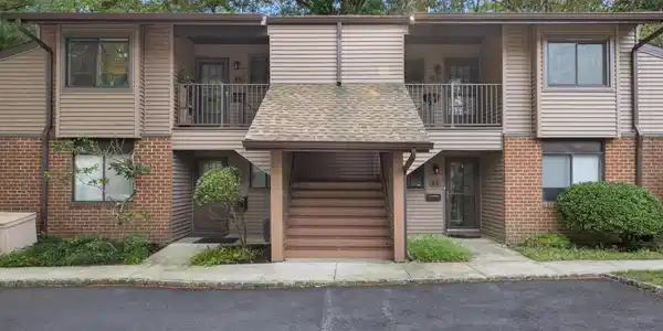 Image 4: (7) Front view