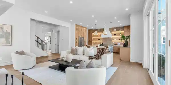 Image 4: Living to Kitchen
