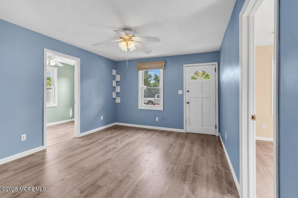 Image 4: Living Room