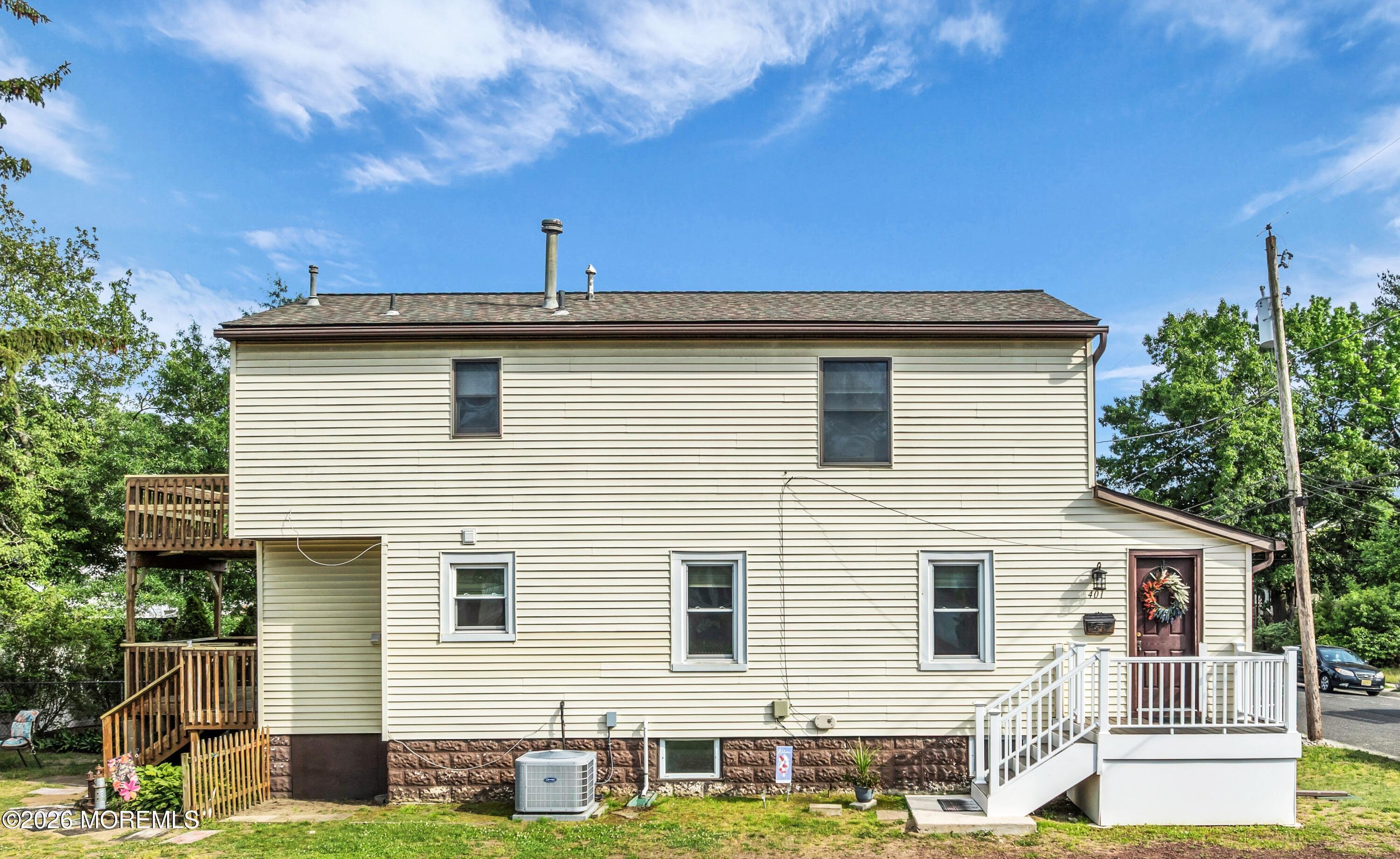 Image 2: 4 BR 2 Full Bath Corner Lot Home