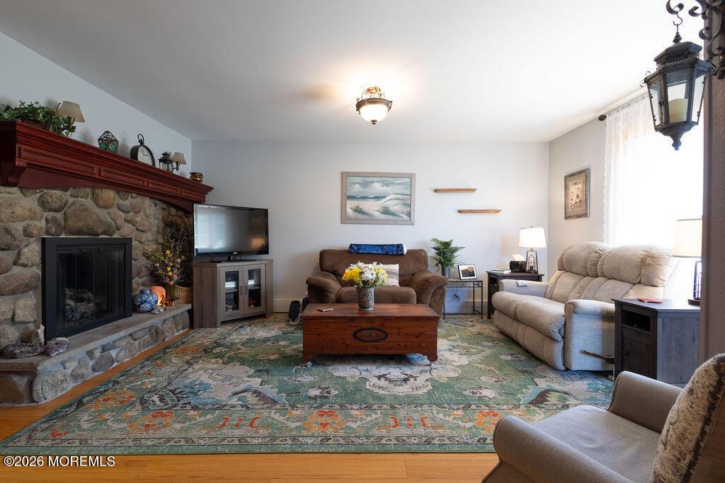 Image 3: Livinig Room