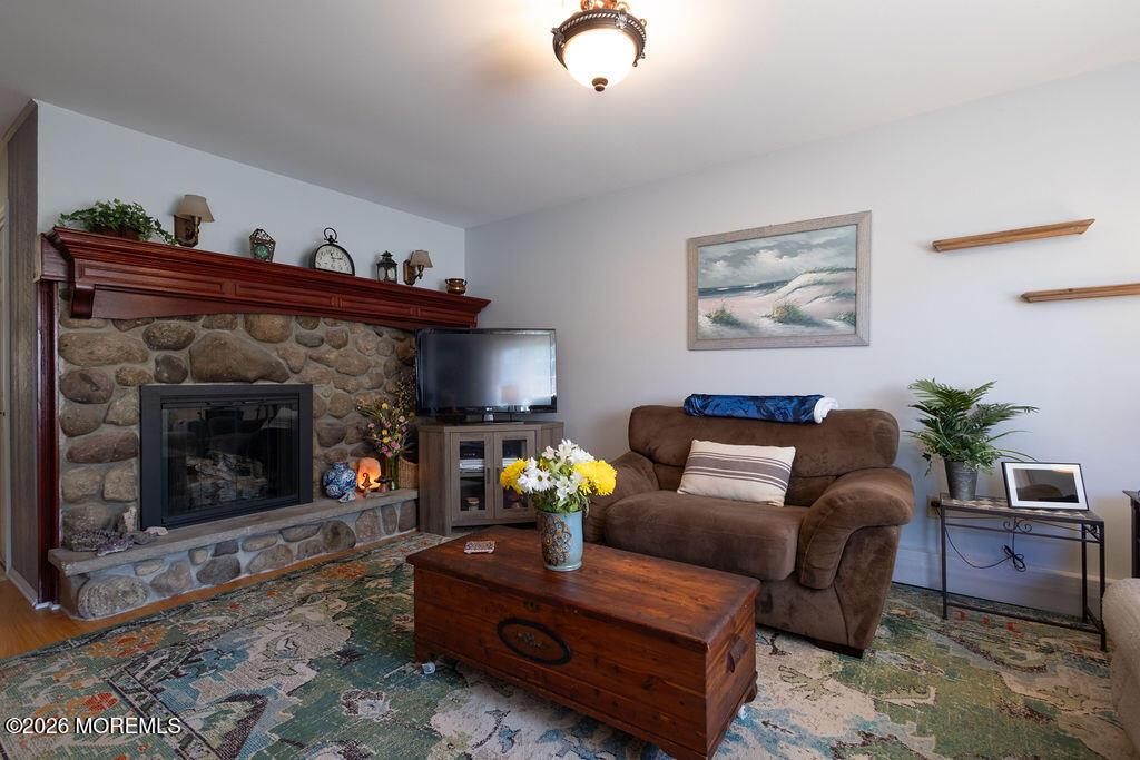 Image 4: Fireplace living room
